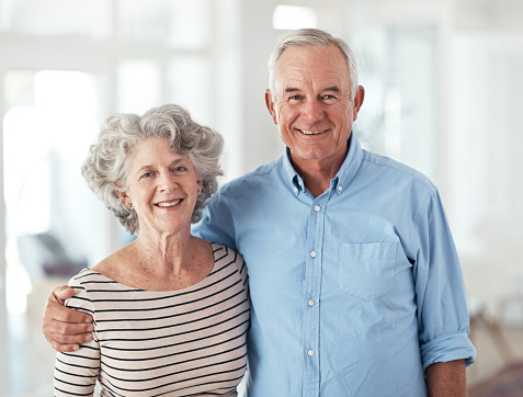 Portrait of a happy senior couple at homehttp://195.154.178.81/DATA/i_collage/pu/shoots/805517.jpg