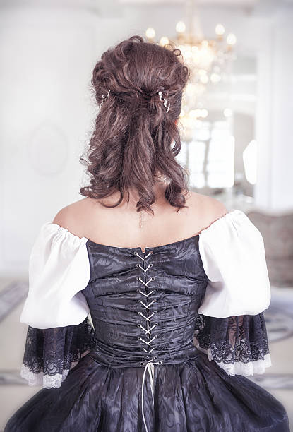 średniowieczna piękna kobieta w sukienka z tyłu - princess hairstyle baroque style women zdjęcia i obrazy z banku zdjęć