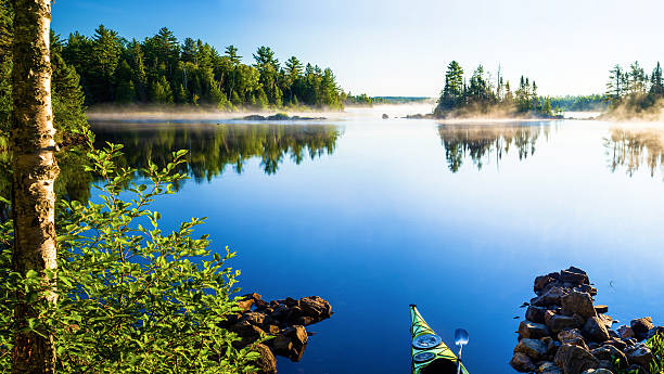 du kayak, de la brume matinale, crescent lake - northern lake photos et images de collection