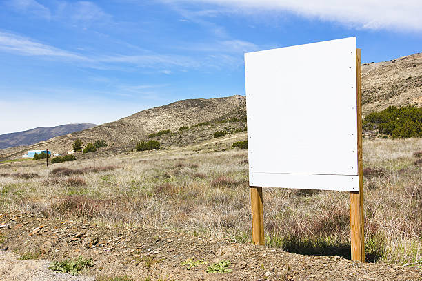 escena rural en blanco signo - blank sign post fotografías e imágenes de stock