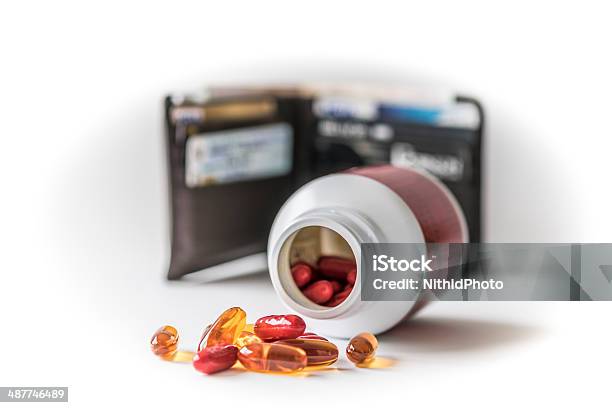 Photo libre de droit de Pilules Médicaments banque d'images et plus d'images libres de droit de Bien-être - Bien-être, Complément vitaminé, Comprimés