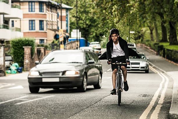 commuter ciclismo en hackney london va en el trabajo - hackney fotografías e imágenes de stock