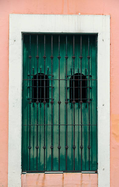 hiszpański drzwi - front door residential district colonial style construction zdjęcia i obrazy z banku zdjęć