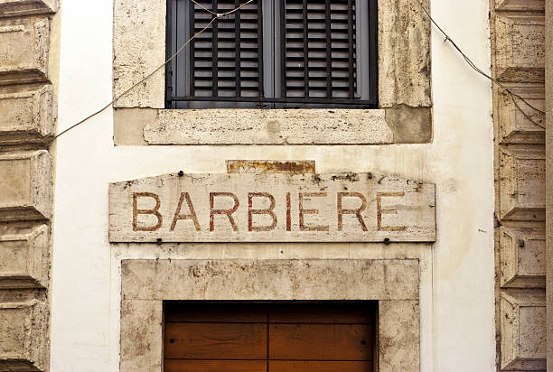 à rome: coiffure ancienne entrée, via dei portoghesi, de la beauté, italie - ancient past antique close up photos et images de collection