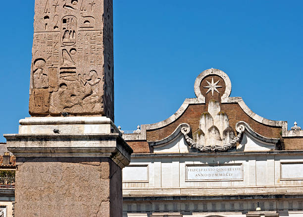 Su Roma-Flaminio Obelisco Piazza di Porta del Popolo Italia - foto stock