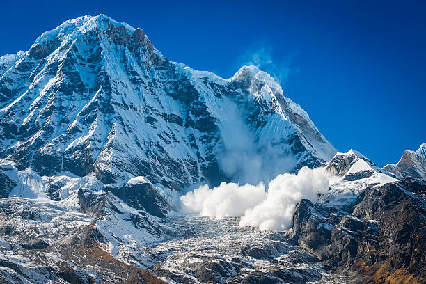 avalanche el thundering por el pico de la montaña de nieve los annapurnas himalayas nube - rock pinnacle cliff mountain peak fotografías e imágenes de stock