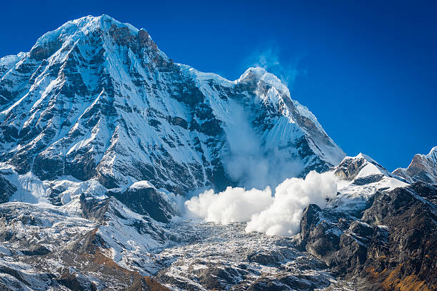 лавинный thundering на горном пике облака снег аннапурну гималаях - annapurna range стоковые фото и изображения