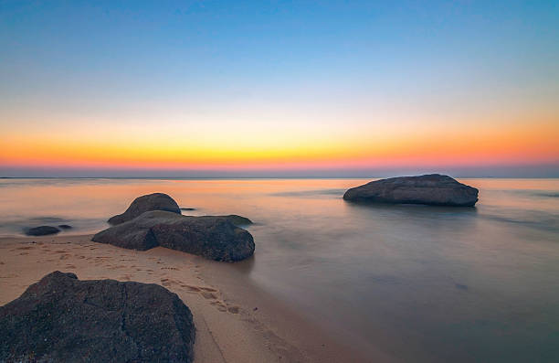 пляжа на скалах в karachut beach - sandy brown стоковые фото и изображения