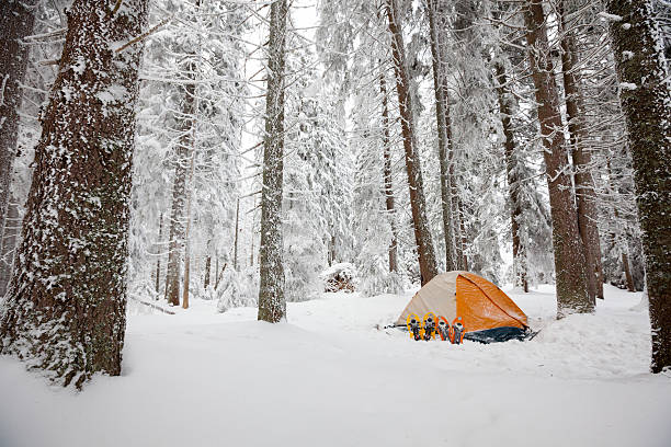 Campeggio durante l'hiking invernale in montagne Carpathian - foto stock