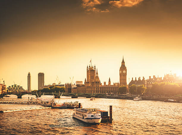 london big ben und westminster brücke - london england skyline big ben orange stock-fotos und bilder