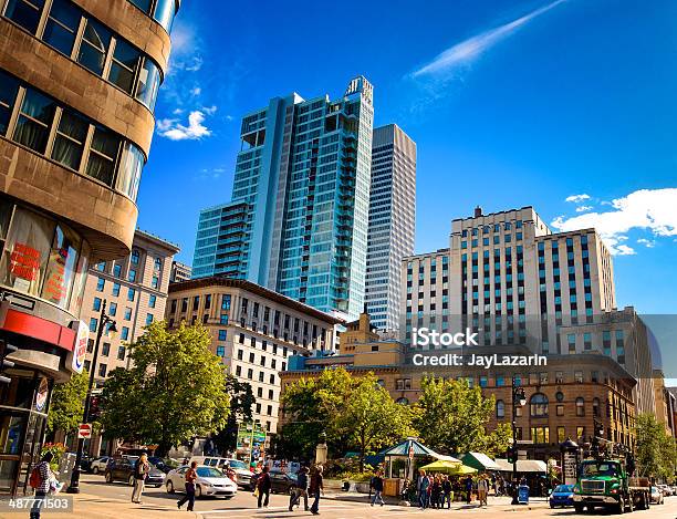 Photo libre de droit de Paysage Urbain Personnes Le Centreville De Montréal Québec Canada banque d'images et plus d'images libres de droit de Appartement