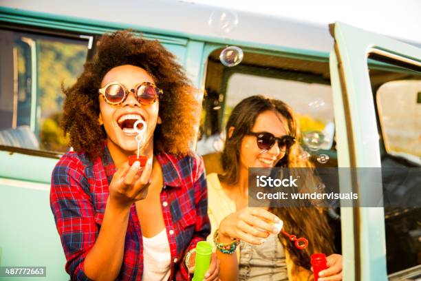 Photo libre de droit de Bulles De Soufflage De Leur Amis banque d'images et plus d'images libres de droit de Femmes - Femmes, Faire des bulles de savon, Camionnette