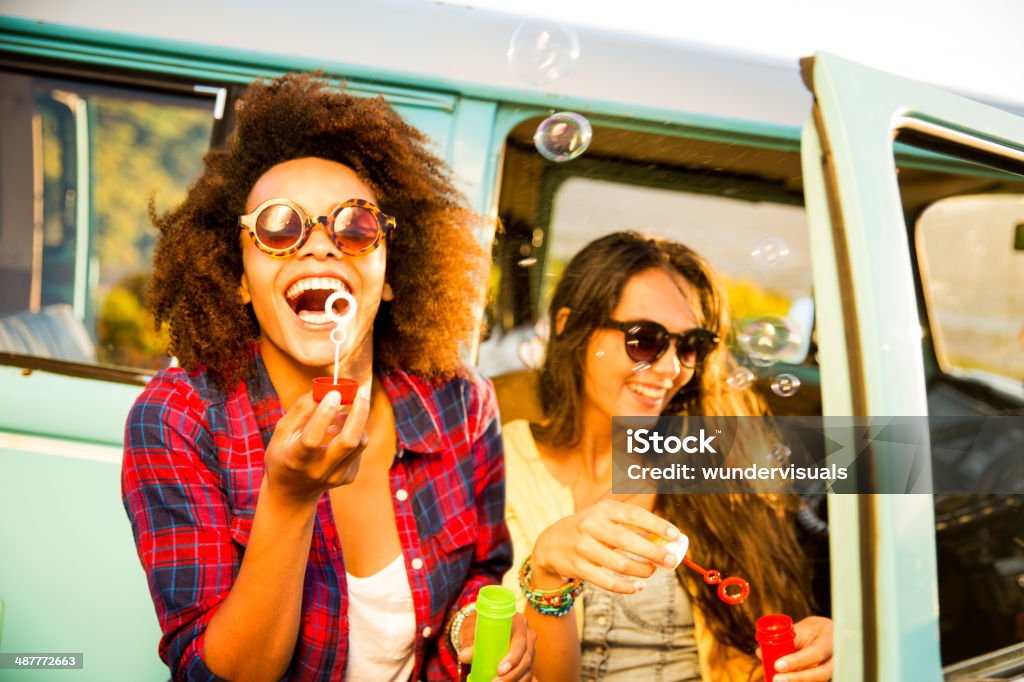 Amigos mandar bolhas na viagem de automóvel - Royalty-free Mulheres Foto de stock