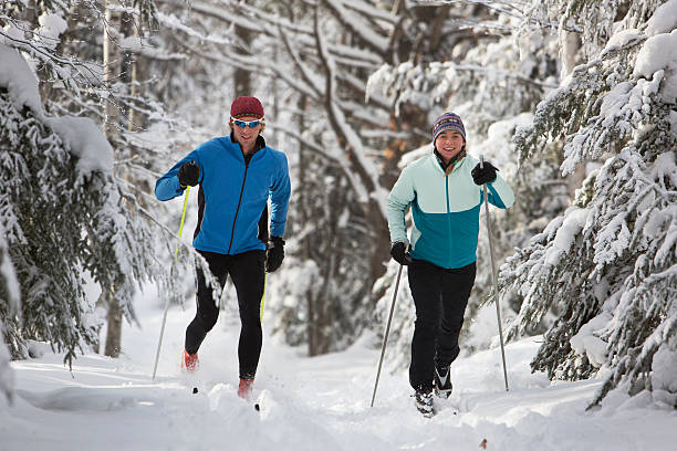 casal de esqui cross-country - nordic event fotos imagens e fotografias de stock