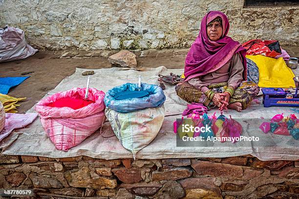 Donna Vendita Di Holi Polvere Nel Villaggio Rurale - Fotografie stock e altre immagini di Adulto - Adulto, Ambientazione esterna, Asia