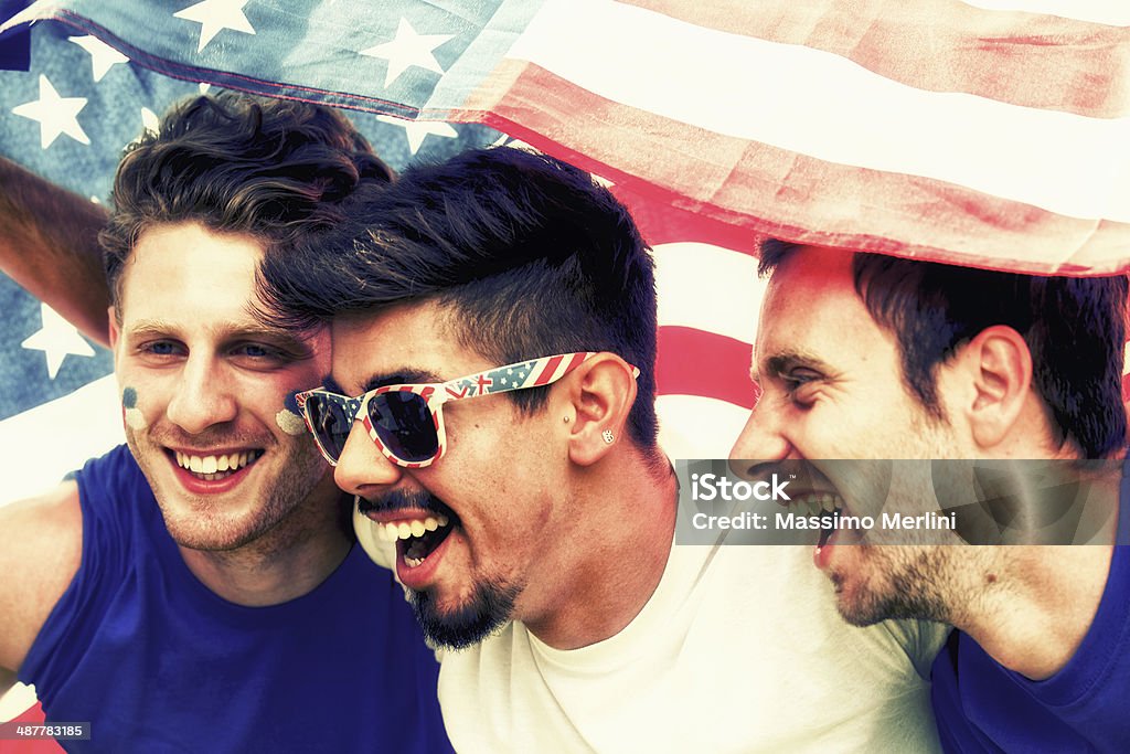 Gli appassionati di sport tifo un gioco - Foto stock royalty-free di Adulto