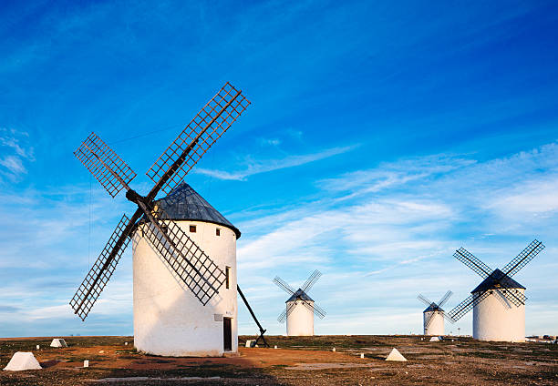 moinhos de vento com campo de criptana espanha - la mancha - fotografias e filmes do acervo