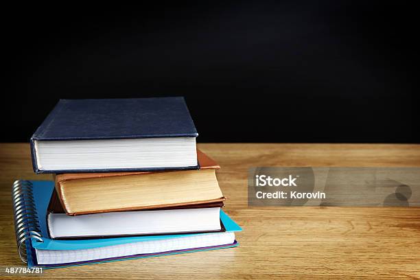 書籍の学校のテーブル - アイデアのストックフォトや画像を多数ご用意 - アイデア, カラー画像, ノート