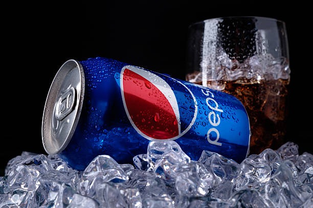 kann und glas pepsi-cola - can drink can drink editorial stock-fotos und bilder