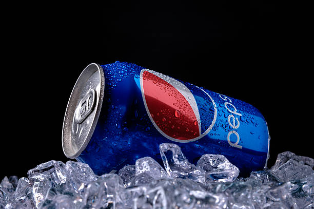 puede y copa de pepsi cola - coke fotografías e imágenes de stock