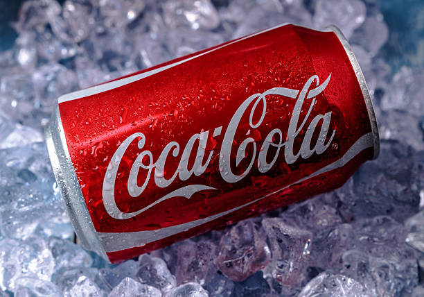 can of coca-cola sobre hielo - planta de coca fotos fotografías e imágenes de stock