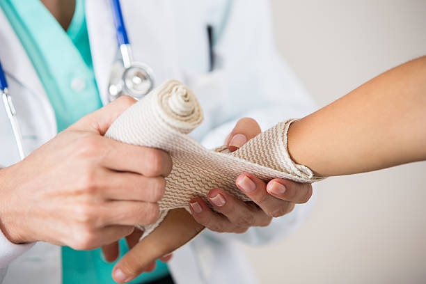 pédiatre autour du poignet pendant un examen patient - hand wrap photos et images de collection