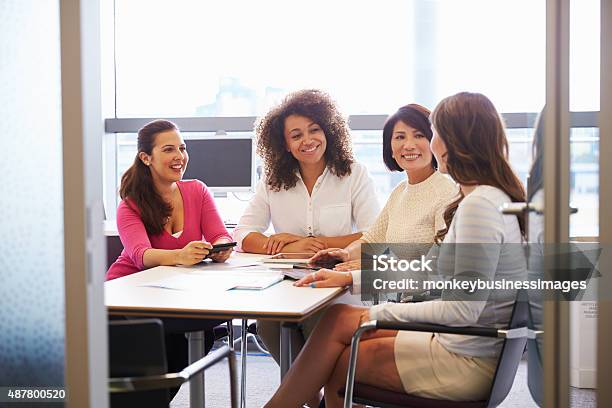 Foto de Casualmente Vestidos Colegas Conversando Em Uma Sala De Reuniões e mais fotos de stock de Mulheres