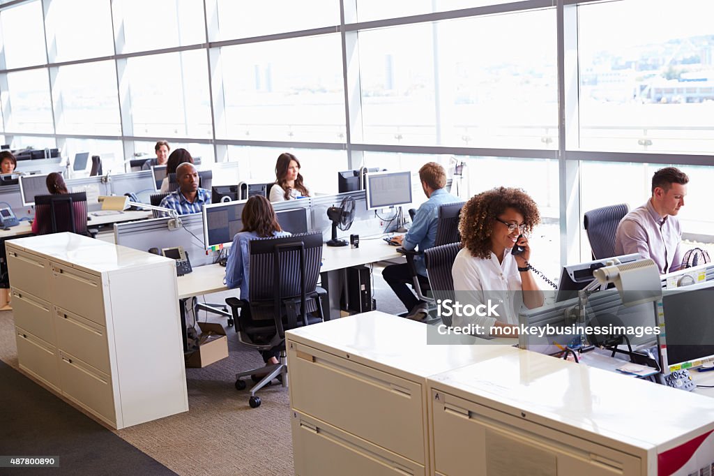 Informal vestido de los trabajadores en el trabajo de oficina de plan abierto - Foto de stock de Oficina libre de derechos