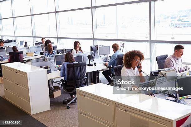 Informal Vestido De Los Trabajadores En El Trabajo De Oficina De Plan Abierto Foto de stock y más banco de imágenes de Oficina