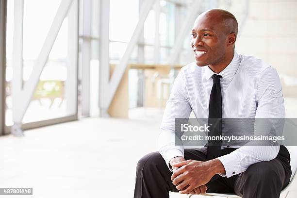 Afroamerikanischer Geschäftsmann Wegsehen Horizontal Stockfoto und mehr Bilder von Büro