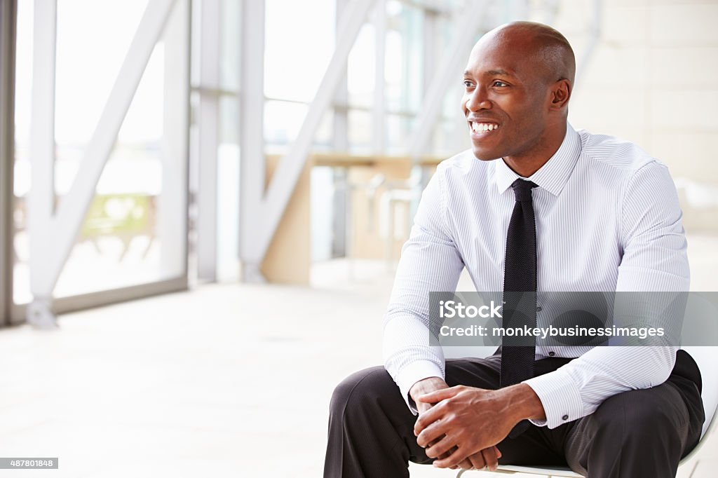 Empresario afroamericano mirando lejos, horizontal - Foto de stock de Corbata libre de derechos