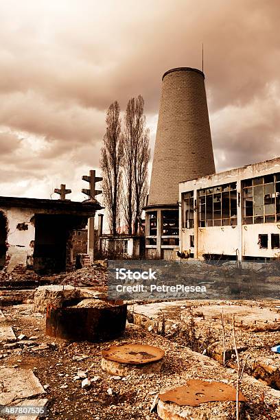 Destruído Abandonado Edifício Industrial E Pátio Em Tempo De Crise Tons - Fotografias de stock e mais imagens de Abandonado