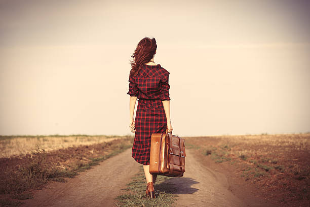fille avec sac - suitcase retro revival women old fashioned photos et images de collection