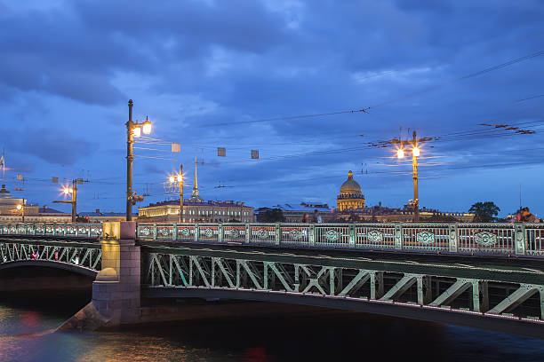 ponte palácio e catedral de santo isaac à noite, são petersbu - st isaacs cathedral imagens e fotografias de stock