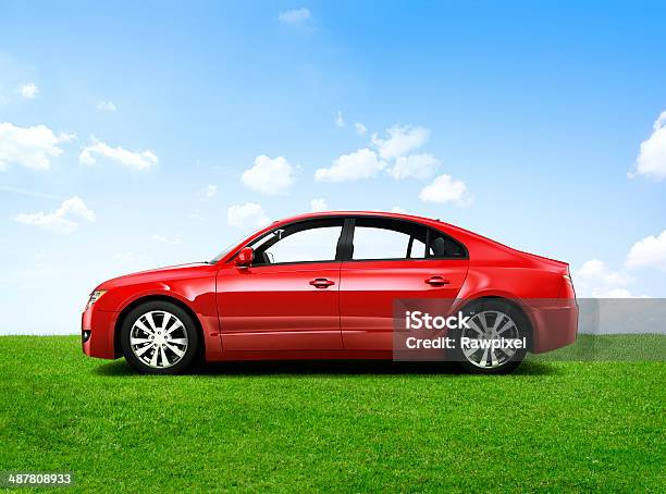 Photo libre de droit de Rouge Brillant Berline Dans Lair banque d'images et plus d'images libres de droit de Voiture - Voiture, Vue latérale, Rouge