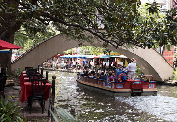 river walk de san antonio, au texas - san antonio riverwalk downtown district river photos et images de collection