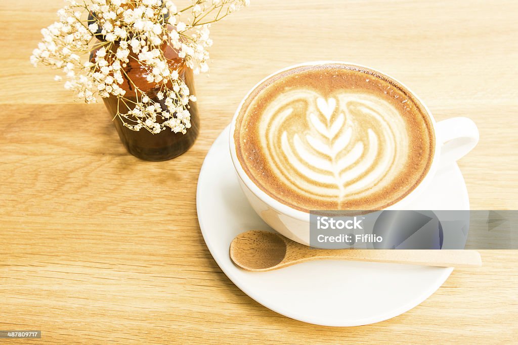 Чашка кофе на Деревянный фон - Стоковые фото Без людей роялти-фри
