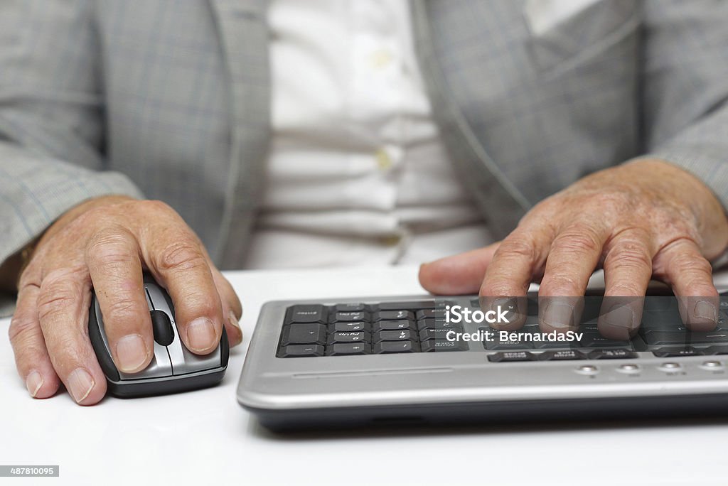 Très vieille femme taper sur un clavier et à la souris - Photo de Activité libre de droits