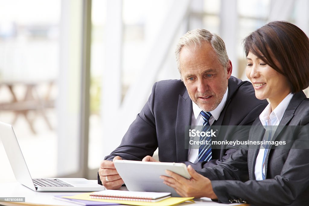 Dois colegas de negócios sênior, reunião, close-up - Foto de stock de Reunião de negócios royalty-free