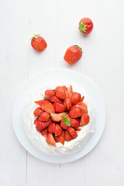 istock Cake Pavlova with fresh strawberry 487811310