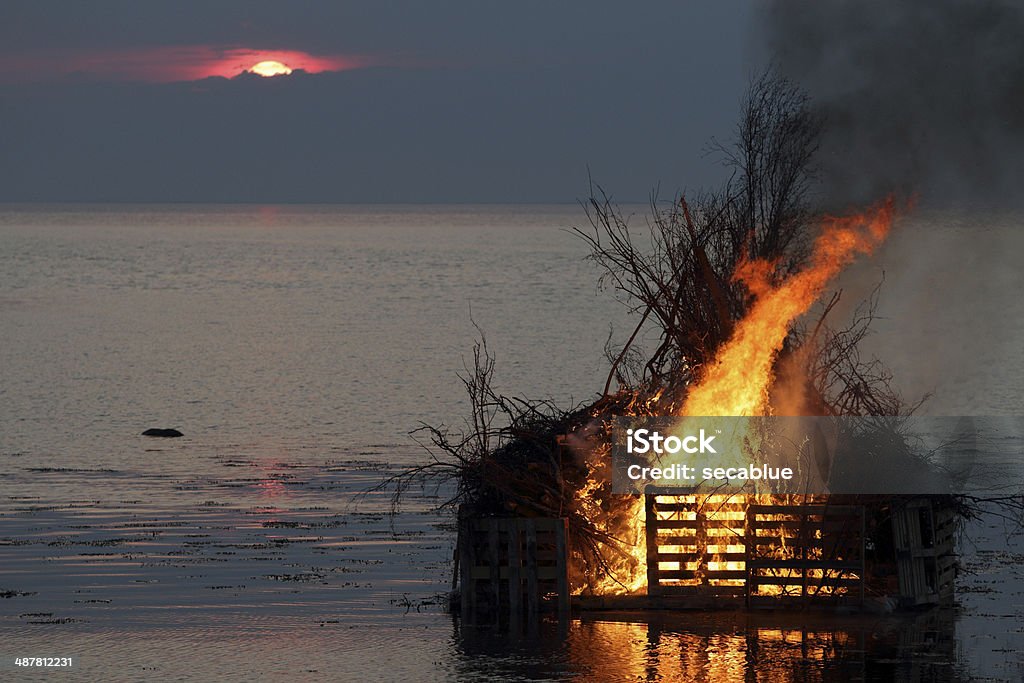 Valborg fogo mais de Oresund - Foto de stock de Noite de Walpurgis royalty-free