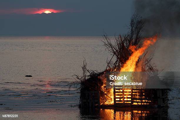 Foto de Valborg Fogo Mais De Oresund e mais fotos de stock de Noite de Walpurgis - Noite de Walpurgis, Baía, Chama