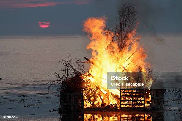 Photo libre de droit de Valborg En Suède banque d'images et plus d'images libres de droit de Fête de la Walpurgis - Fête de la Walpurgis, Baie - Eau, Coucher de soleil