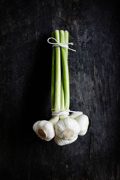 casco di fresco garlics - healthy eating macro vegetable farm foto e immagini stock