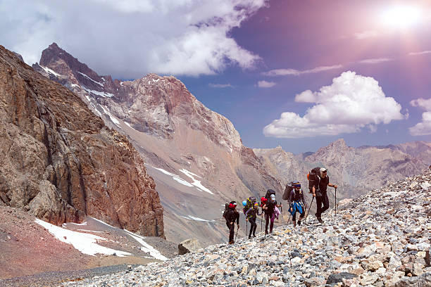 gruppe der bergsteiger zu fuß auf einer einsamen felsige terrain - indian peaks stock-fotos und bilder