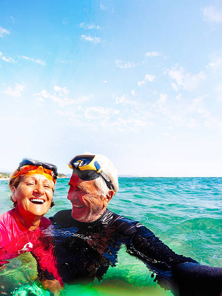 idosos ativos snorkelling - vacations couple travel destinations snorkeling imagens e fotografias de stock