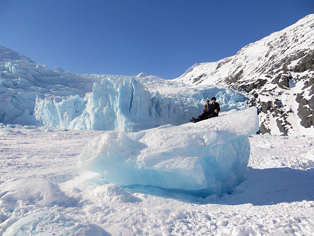 assis sur un iceberg de glacier de portage - portage lake photos et images de collection