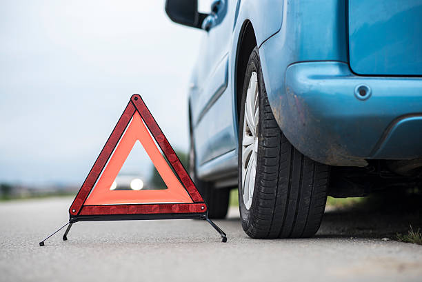 czerwony trójkąt ostrzegawczy obok samochodu łamany - warning triangle triangle car warning sign zdjęcia i obrazy z banku zdjęć