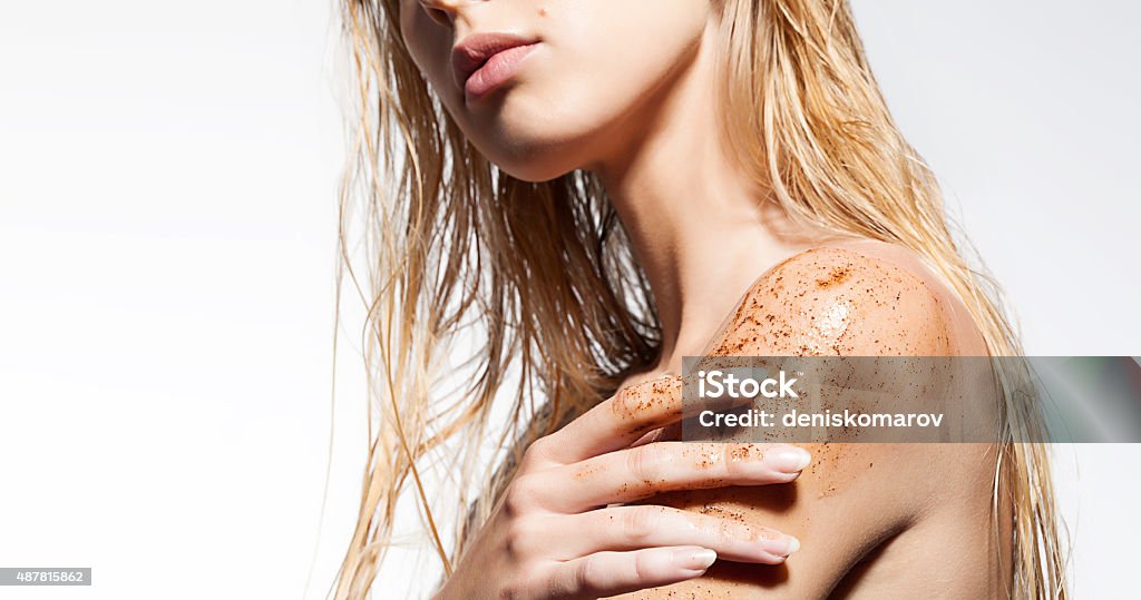 Nahaufnahme eines weiblichen Schulter mit Peeling mit Kaffee - Lizenzfrei Hautpeeling Stock-Foto