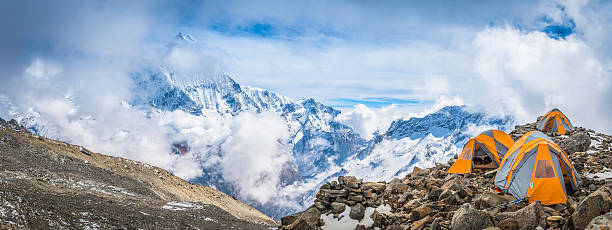 zelte im basislager hohen berggipfeln panorama annapurna himalajagebirge nepals - himalayas mountain climbing nepal climbing stock-fotos und bilder